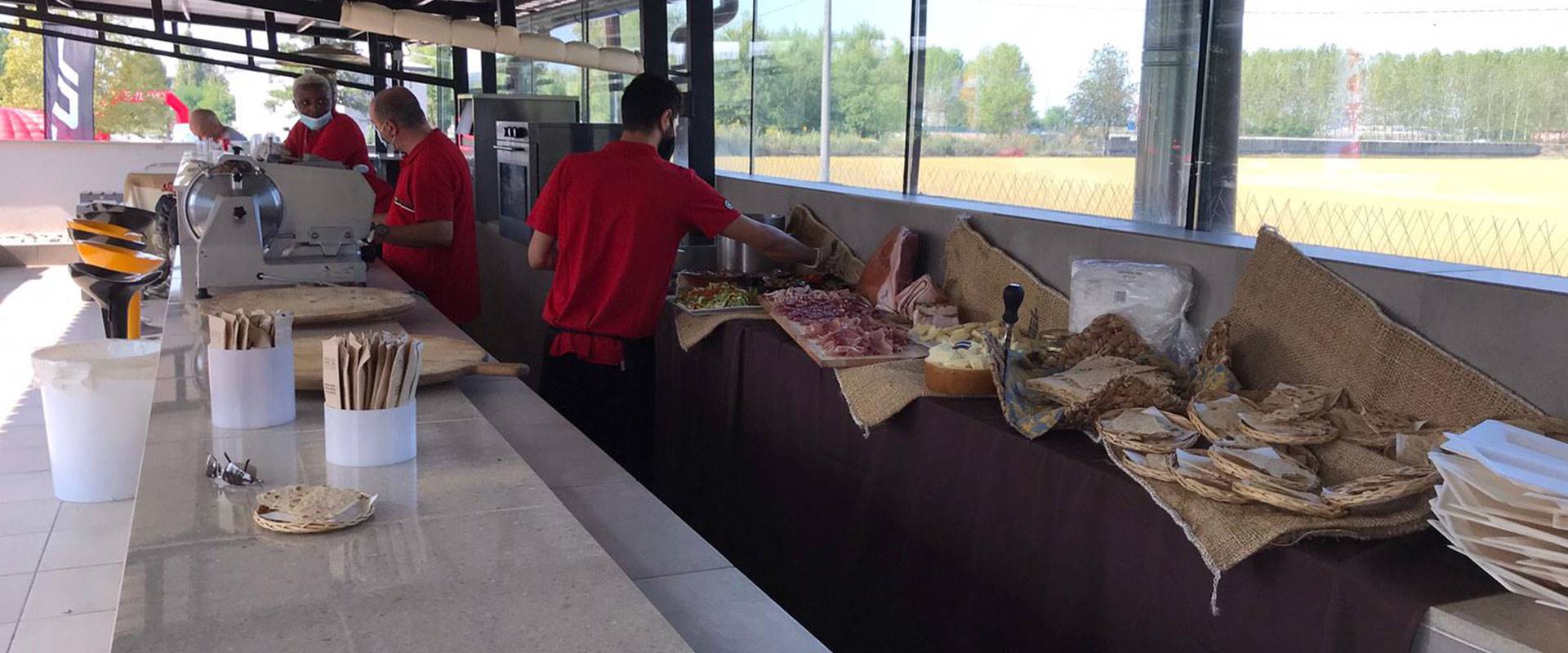 Servizio consegna pizza, cibo, beverage. Potrete gustare il vostro pasto sulla terrazza panoramica